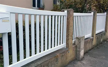 Installation de clôtures en aluminium